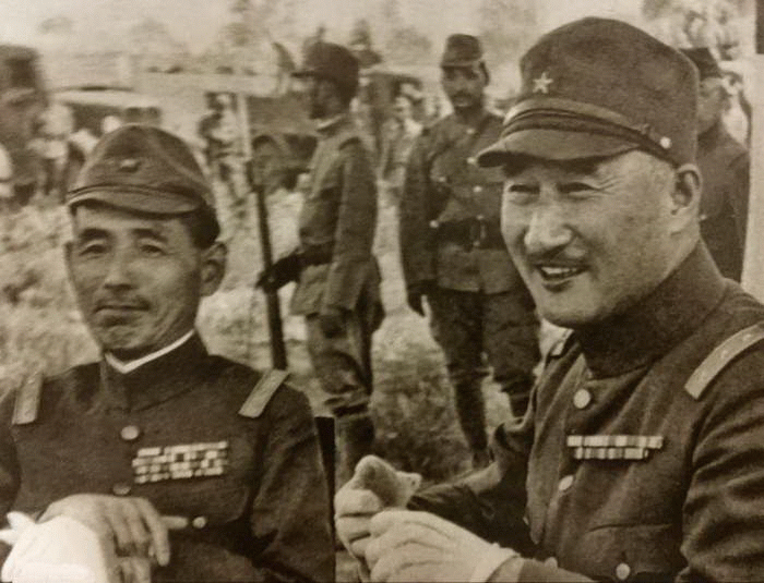 骄横的日军侵华照片，恶魔的微笑下是国人的血泪