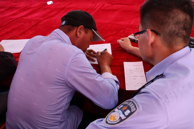 活動中,禁毒專幹向大家講解《禁毒承諾書》有關內容並組織村民在承諾