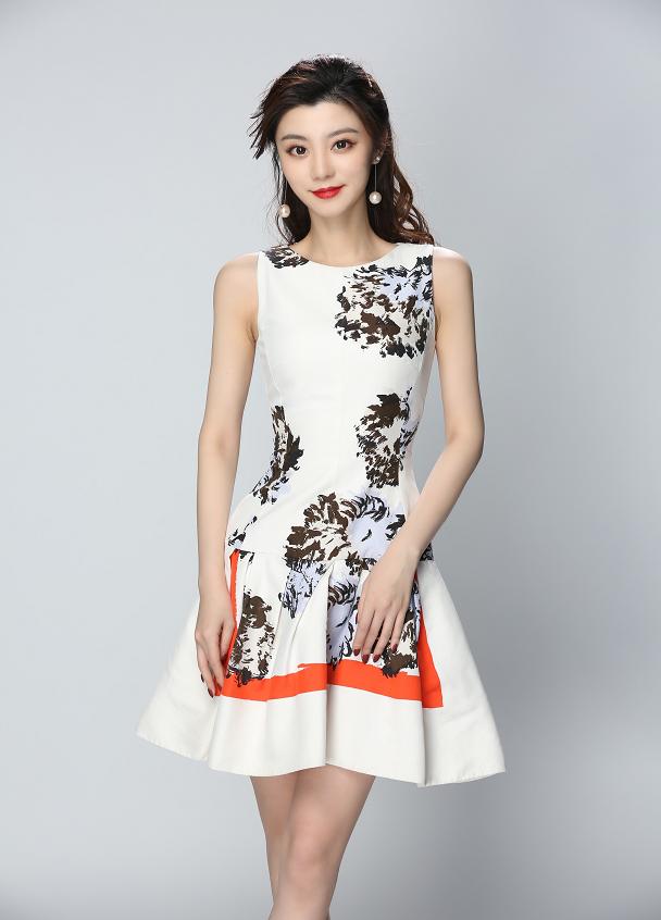 《王牌》女郎费费私照太惊艳，身材高挑不输给