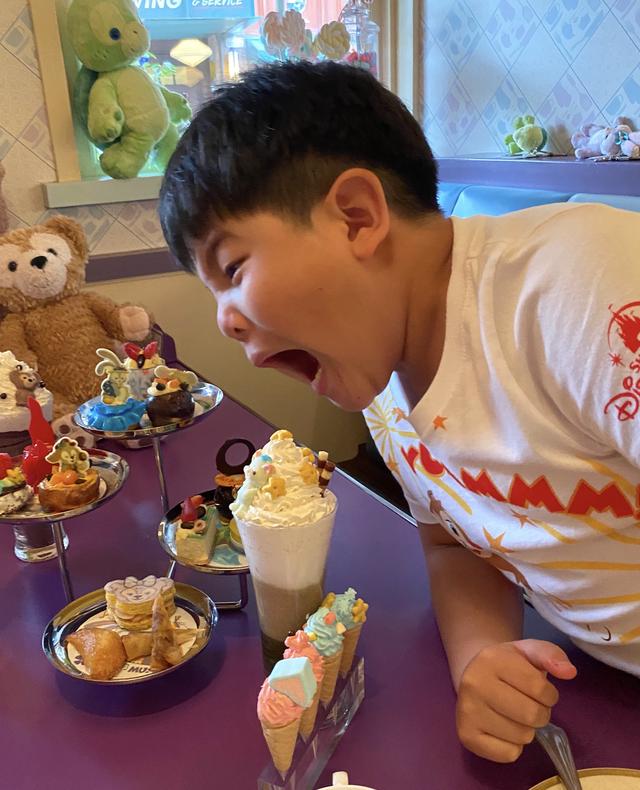 沙溢俩儿子长大了！9岁安吉身高已到妈妈肩膀，5岁小鱼儿长腿抢镜