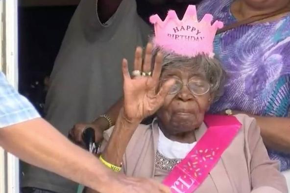 太嗨了！美国奶奶和200多个曾孙开汽车派对，喜庆自己116岁生日