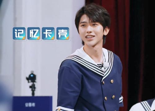 蔡徐坤猜不出《eiei》歌名，下一秒救场太机智，看来是被黑怕了