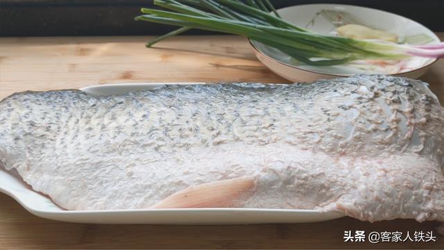 60岁老厨师教的鱼丸做法，不剁馅不绞肉，Q弹爽口，在家一样能做