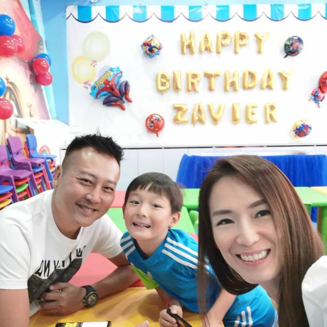 要复婚？45岁“何仙姑”带儿子与前夫聚餐，三人开心合影场面温馨