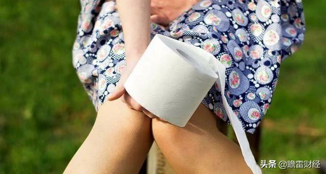 小生意赚大钱，在车站厕所里卖纸巾，不起眼的