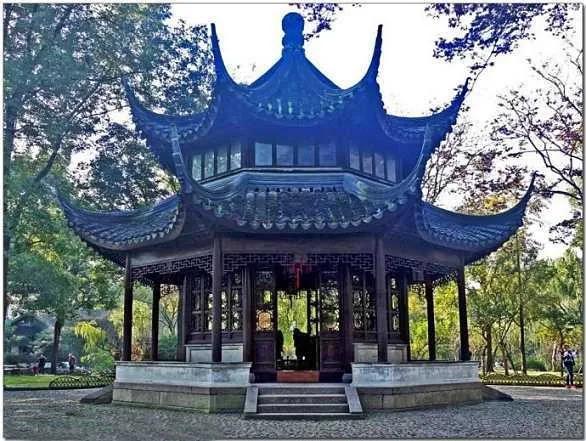 4,重檐圆亭三,组合亭(十字亭,双亭,桥亭)桥亭:建在桥面上的亭子.