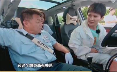 周深被教练“嘲”身高，戚薇油门离合傻傻分不清，他靠嘻哈背科一