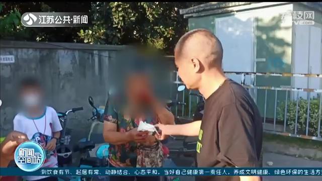 老人鼻子突然流血不止 热心公交人及时救援，转危为安