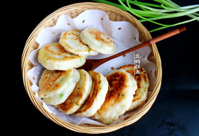 才发现，葱花饼这样做，早起5分钟就搞定，且越放越香软