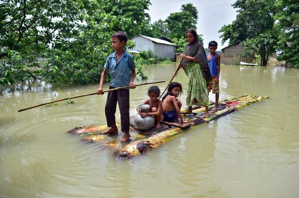 暴雨降临印度阿萨姆邦！洪水淹没2000多座村落 受灾人数破百万