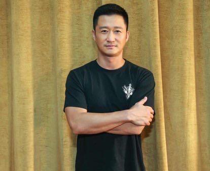 吴京于谦现身机场，于谦走出不一样的范。