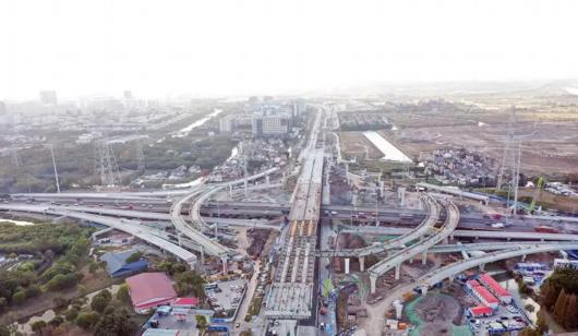 上海市浦东新区龙东大道高架先通车一段，全天