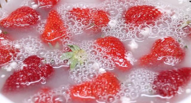 清洗草莓，这个步骤不要做错，做错等于没有洗，抓紧转达家人朋友