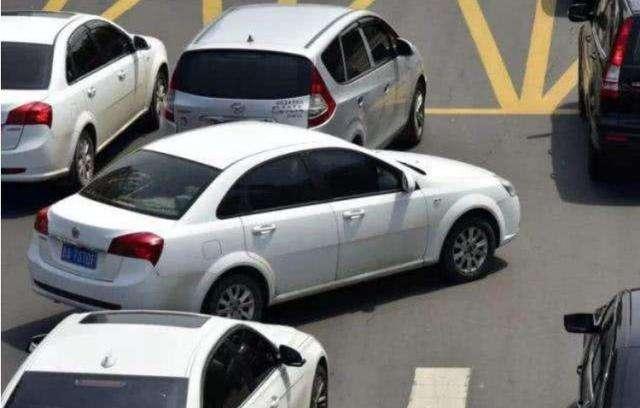 面包车逆行发生冲突 车上跳下2个光膀大汉 没想到踢到铁板 其他 爆资讯新媒体平台