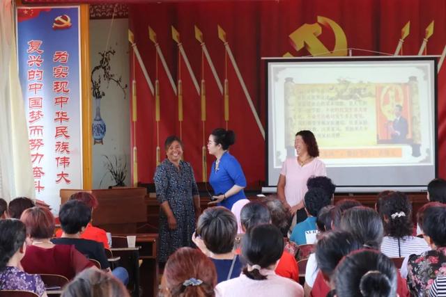 白银市妇联开展“巾帼心向党”民族团结进步暨家庭教育宣讲活动