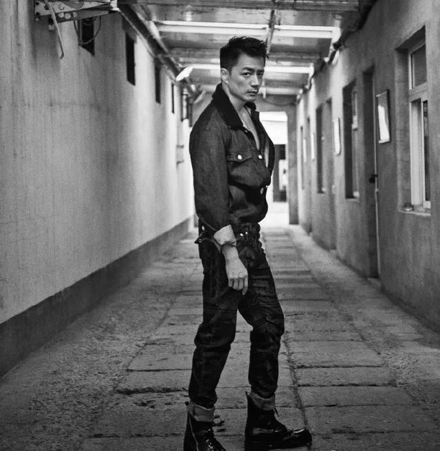 47歲的段奕宏常年健身，身材健碩有型，這肌肉什麼水平？