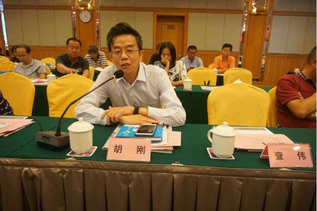 暨南大学教授胡刚发言▲广东骏贤集团有限公司董事长冯锦麟发言(文