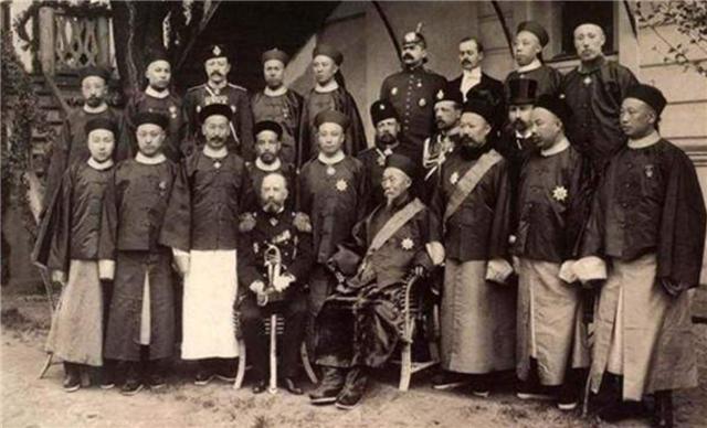 李鸿章担任过的最高职务，放在今天相当于什么官职？