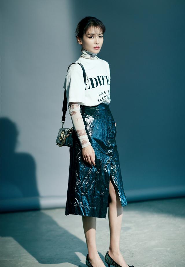 T恤下面别配阔腿裤了，学学刘涛这5种搭法，闭着眼照穿就行