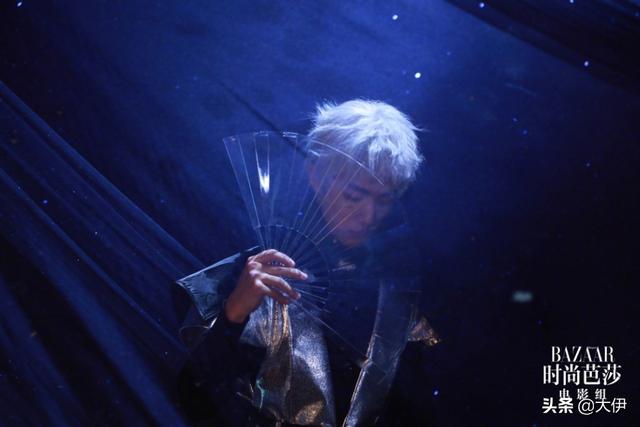 4位手拿折扇的男星，王一博、肖战、罗云熙，谁