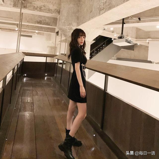 李小璐头扎七彩辫拍写真，食指戴戒指暴露其感情状态，等待爱情？