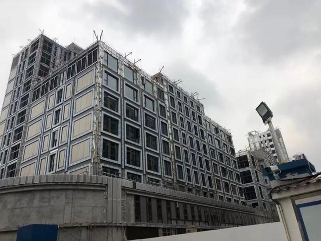 可以看到,外立面已经基本呈现,主要为香槟色铝板,灰色铝板和玻璃栏杆