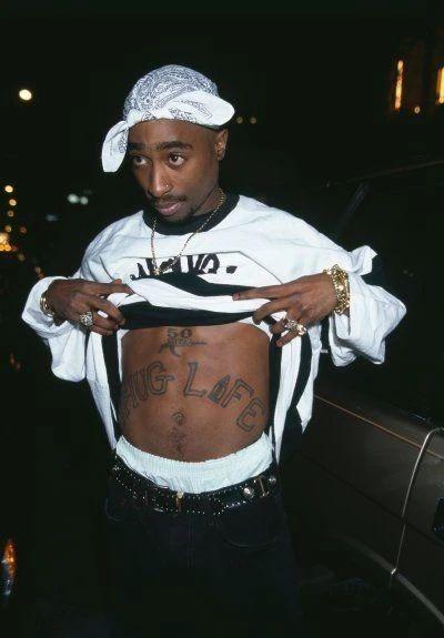 Tupac的骨灰被他兄弟卷成烟抽了，还有比这更硬核的吗？