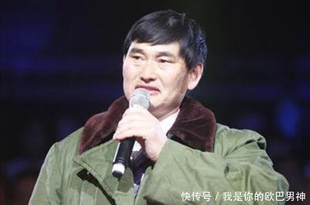 大衣哥直播回应踹门事件，大门已修好派专人看护，出门仍旧被围拍