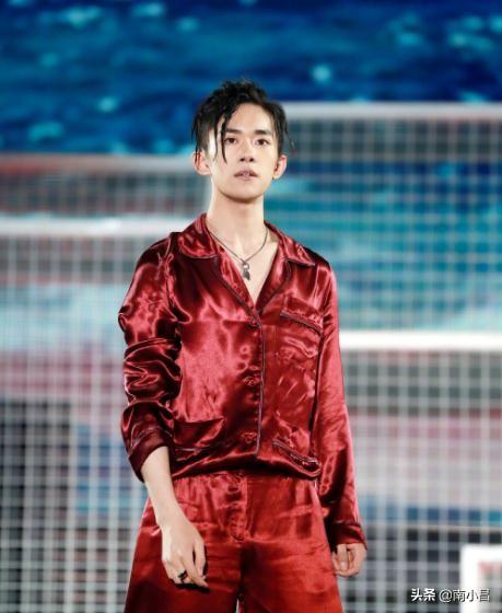 圈内三大顶流明星现状，易烊千玺：稳！蔡徐坤