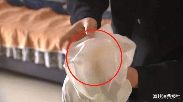 裤子出现“红色污渍”, 买家坚称自己没穿过，还