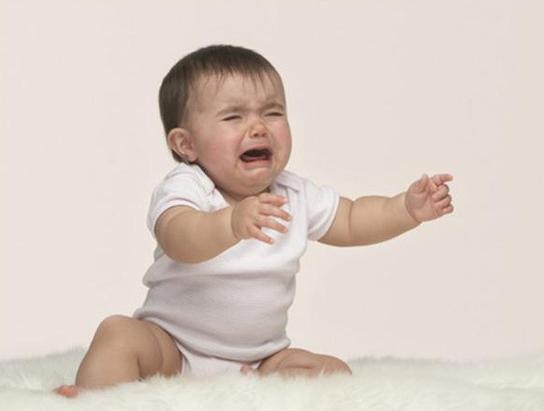 宝宝哭闹要不要哄抱？两个心理学实验告诉你答案：抱就对了