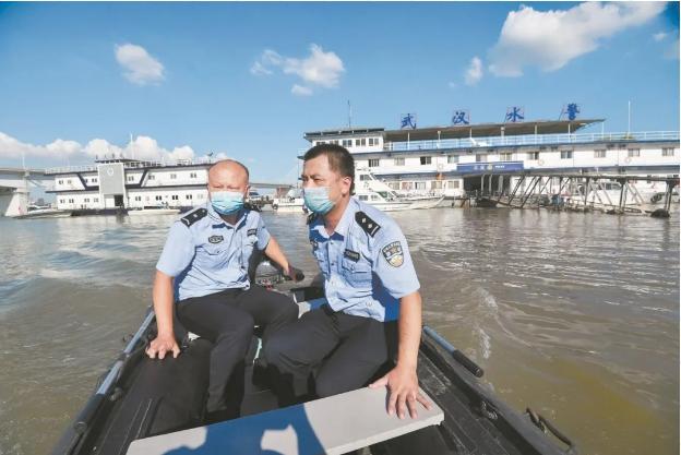 重庆|揭秘汛期湖北蜀黍如何工作：划船去上班，帐篷里办公！