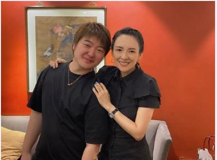 41岁章子怡二胎后变美，黑色衬衫裙知性又大方，扎起马尾辫更减龄