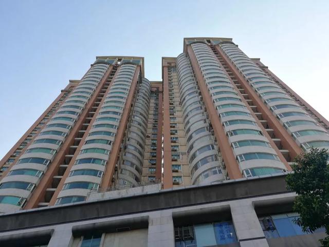 中远大厦侧面但时代越是发展,这类型楼盘就越受冲击——高容积率,高