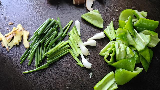 香菇烧豆腐，好吃又下饭的一道家常菜，做法跟材料很简单