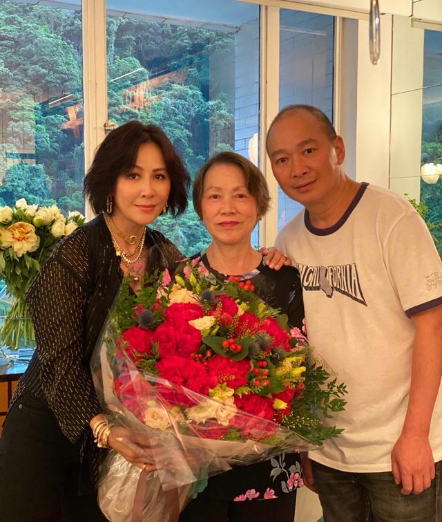 55岁刘嘉玲晒近照，穿垫肩西装气场太足，白色反而把本人显更白