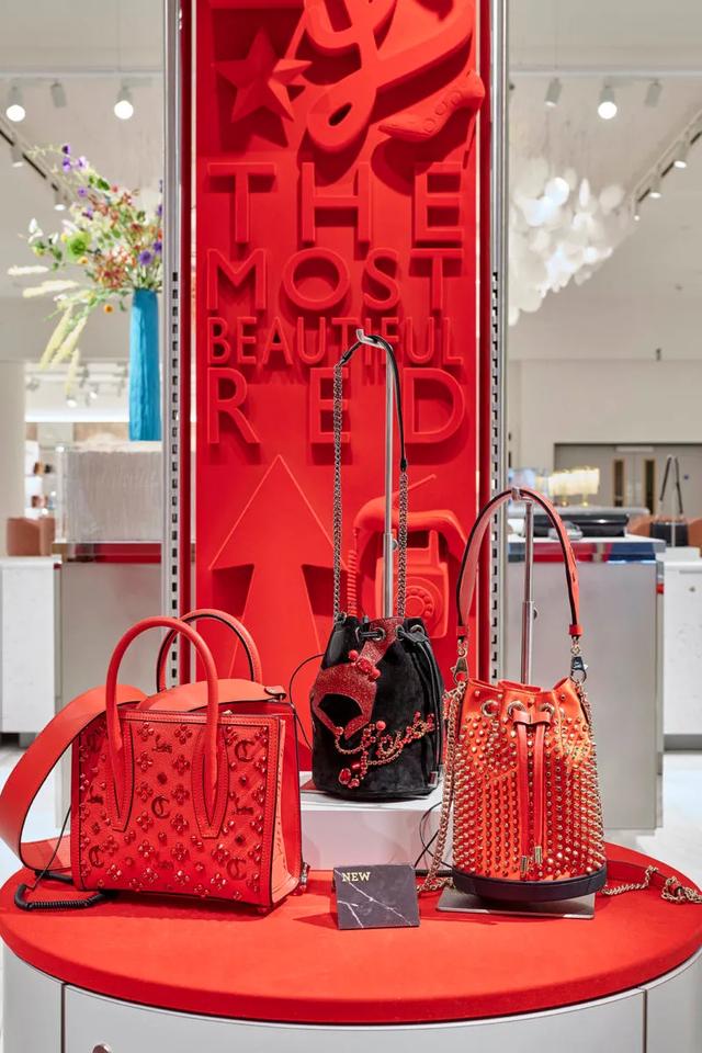 红色的胶囊艺术装置著名高跟鞋品牌christianlouboutin快闪店设计