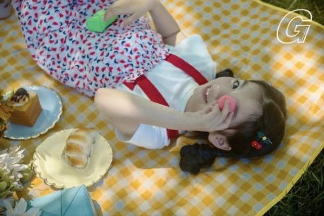 阿拉蕾与妹妹一起拍大片，姐俩打扮公主，五官如复制粘贴像双胞胎