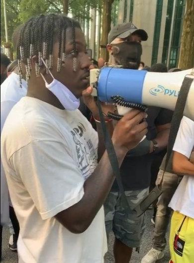 看到同胞惨死白人警察膝下，美国黑叔叔选择了重拳出击...