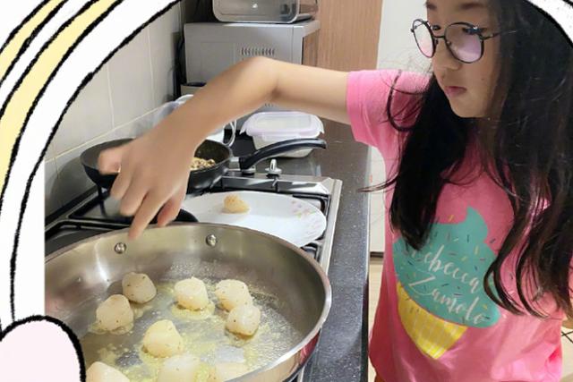 吴尊女儿NeiNei秀扎染技能，全家穿她设计的衣服逛街，回头率满分