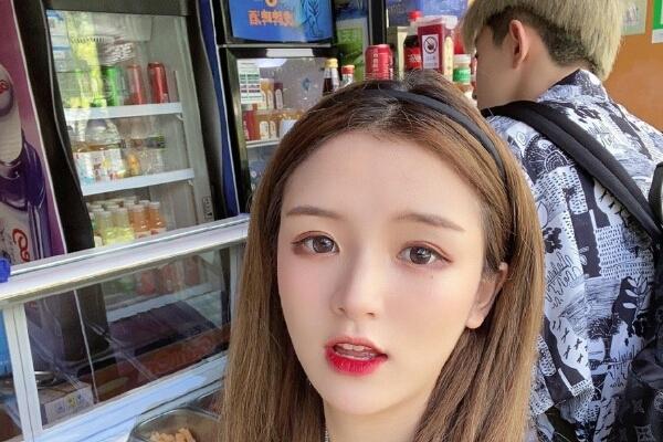 允恩和赵辰宇微博互骂，谁注意她咋称呼对方？