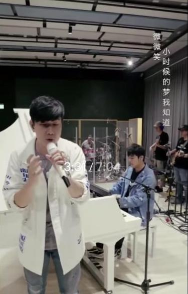 “宠女狂魔”周杰伦再晒女儿近照，小周周长发及腰像“小淑女”