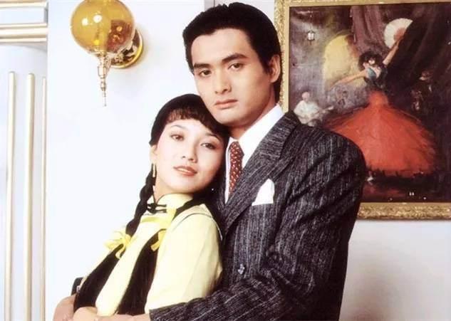 女生怎样穿好看？年过半百赵雅芝美若少女，照着穿优雅又显气质