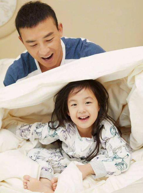 刘畊宏带女儿做运动，小泡芙轻松完成魔鬼训练，6岁就练出大长腿