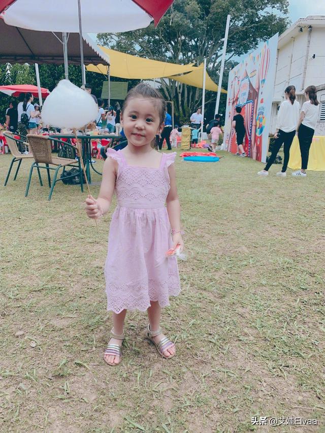 贾静雯5岁女儿真时髦，穿豹纹裙配蝴蝶结过生日，五官复制粘贴妈