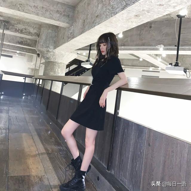 李小璐头扎七彩辫拍写真，食指戴戒指暴露其感情状态，等待爱情？
