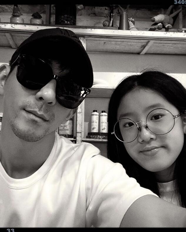 修杰楷父亲节与仨女儿合照，咘咘波妞骑他肩膀撒娇，梧桐妹秒赞