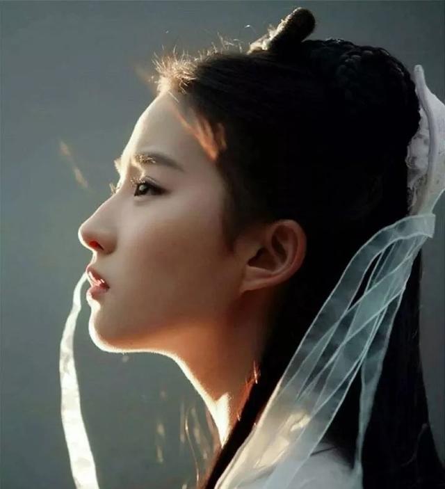 刘亦菲运动装旧照上热搜，青春阳光元气满满，