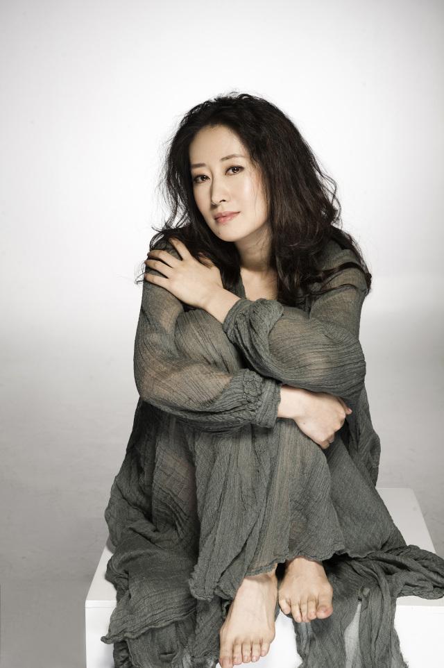 从富商太太沦落到单亲妈妈，如今靠表情包爆火，她竟这样回复