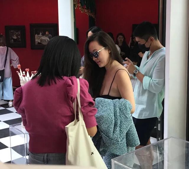 杜江霍思燕带嗯哼和一小女孩看画展，获网友大赞没有明星架子